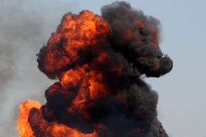 Біля російської нафтобази вибухнула цистерна