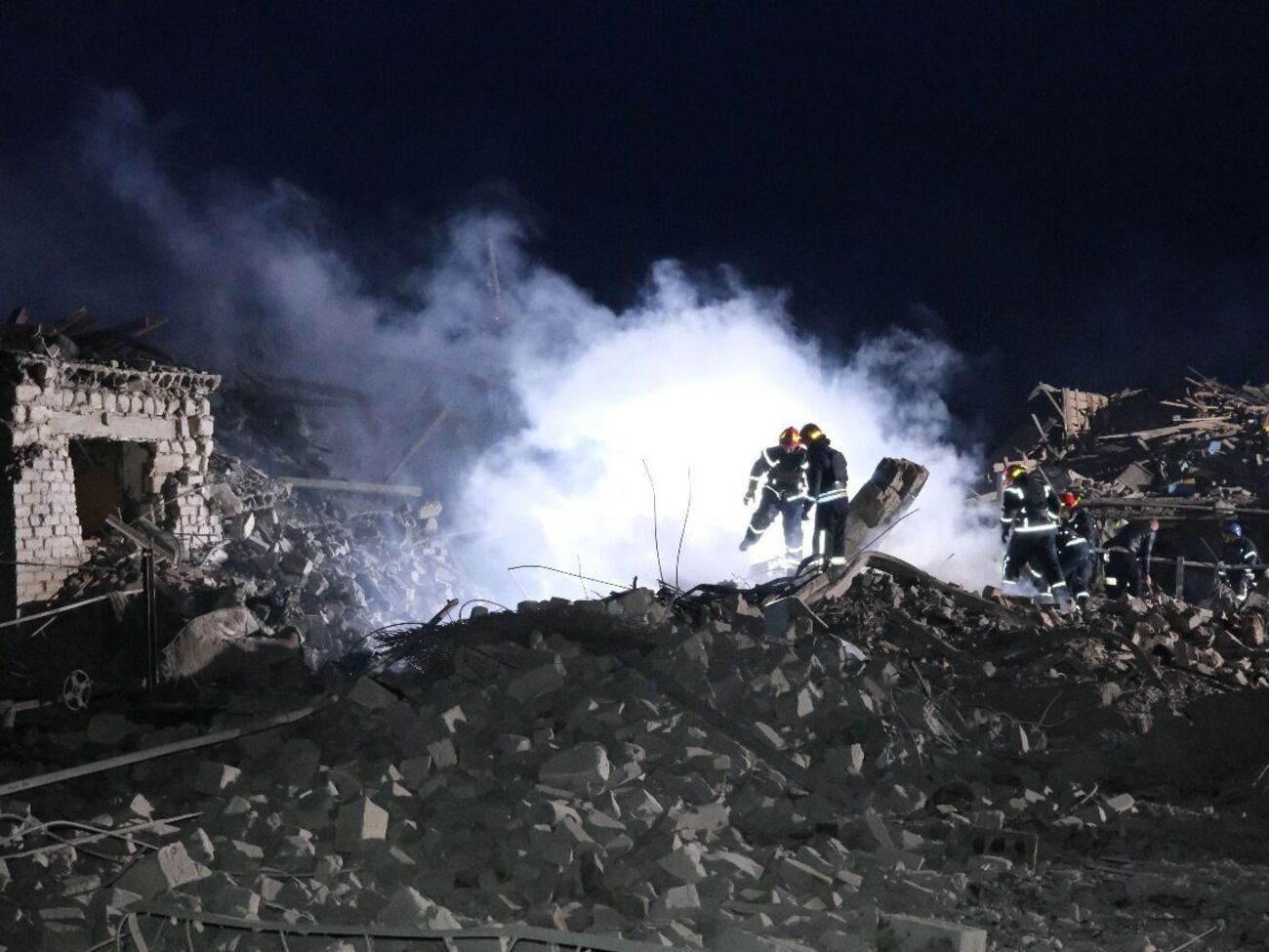 Оккупанты нанесли разрушительный ракетный удар по гражданским объектам в Покровске