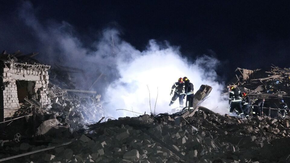 Окупанти завдали руйнівного ракетного удару по цивільних об'єктах у Покровську