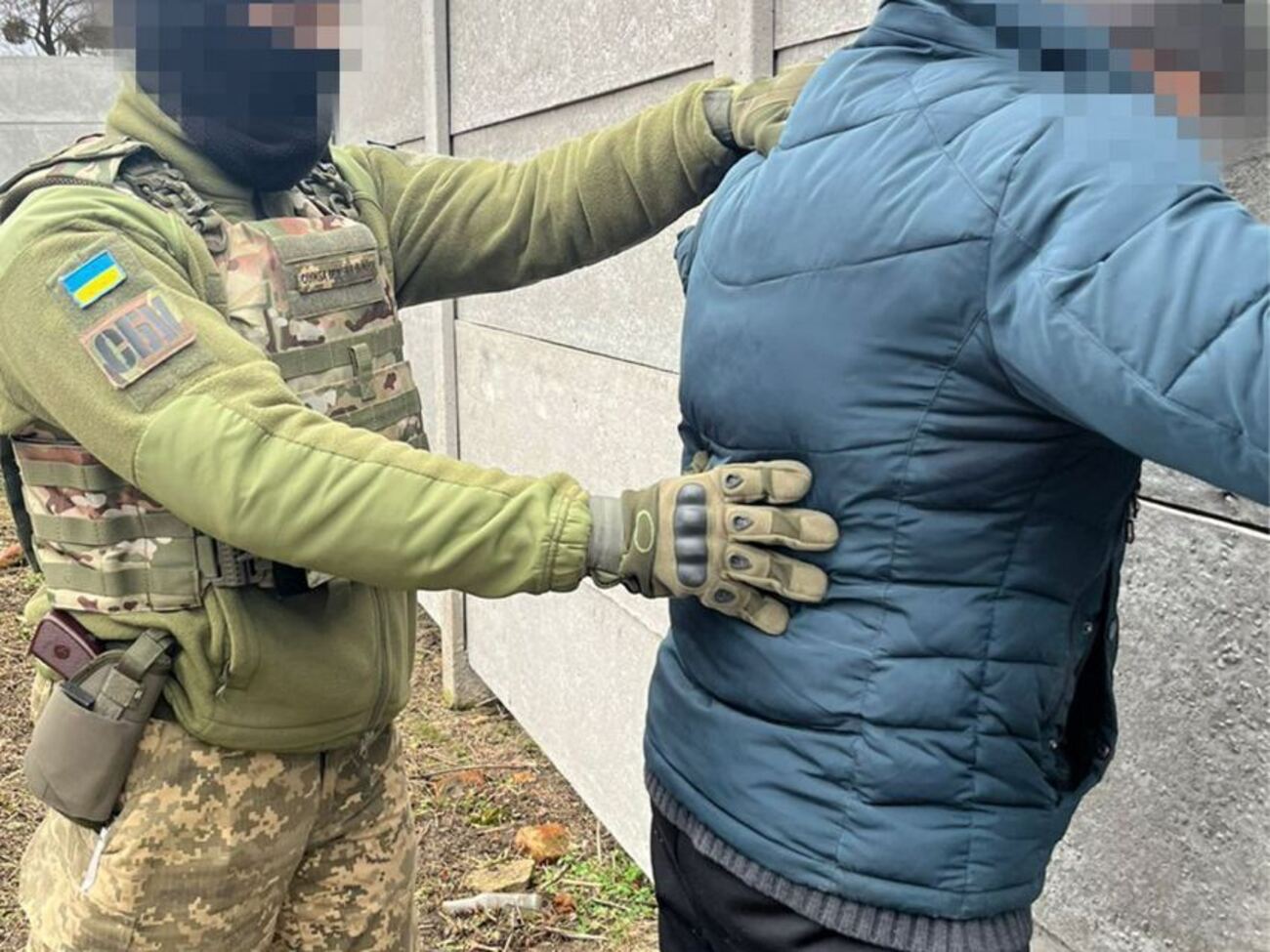 За даними СБУ, в затриманого вилучили мобільний телефон, який він використовував у розвідувально-підривній діяльності на користь РФ