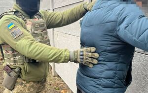 За даними СБУ, в затриманого вилучили мобільний телефон, який він використовував у розвідувально-підривній діяльності на користь РФ