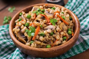 Перлову крупу можна поєднувати з м'ясом, грибами, зеленню й овочами