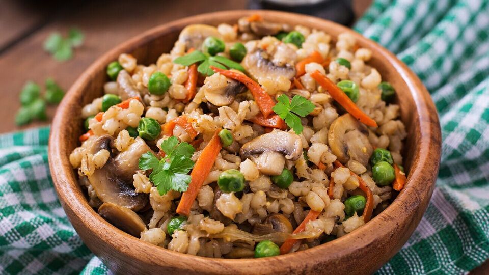 Перлову крупу можна поєднувати з м'ясом, грибами, зеленню й овочами