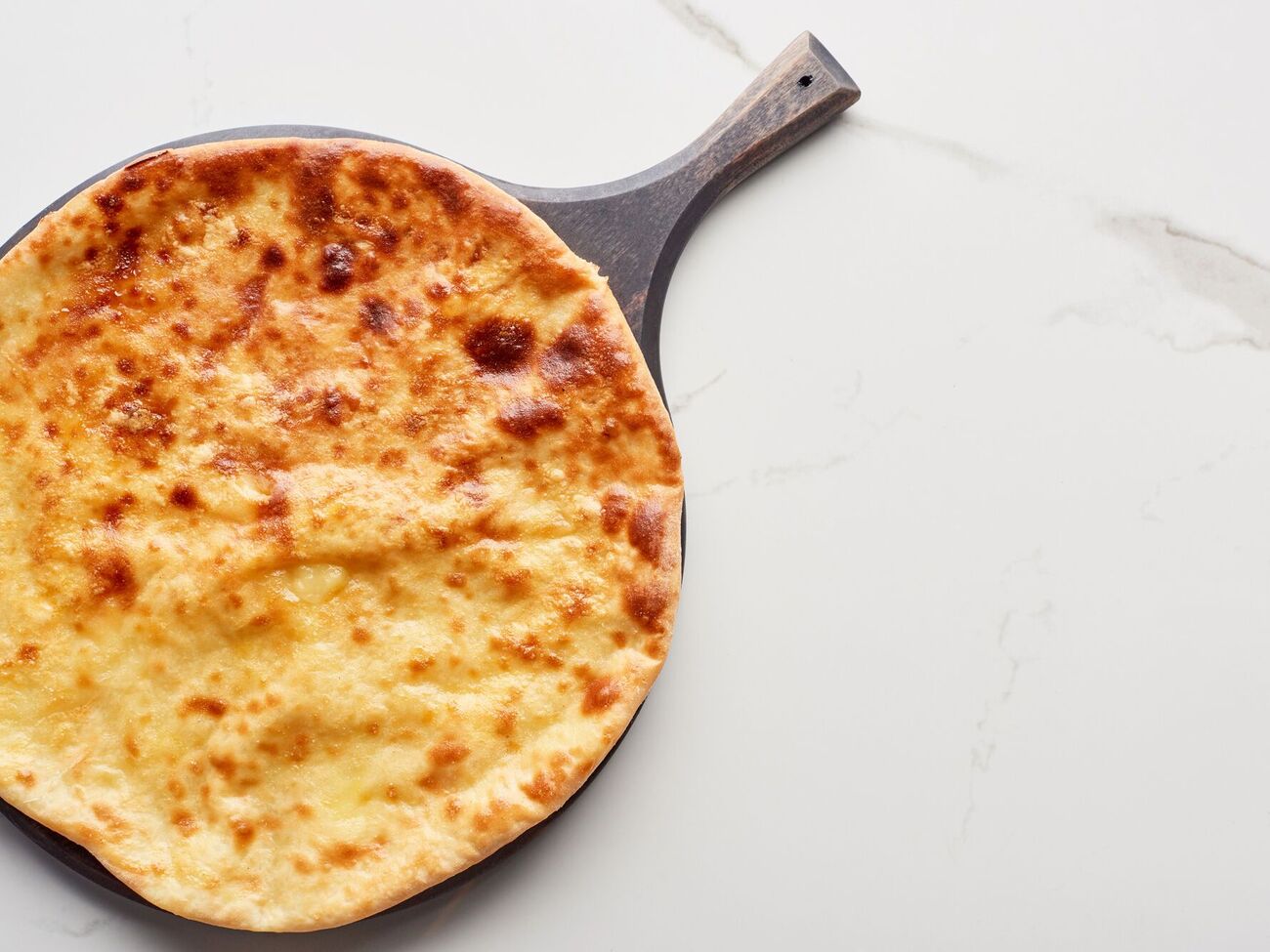 Хачапури жарится на сковороде