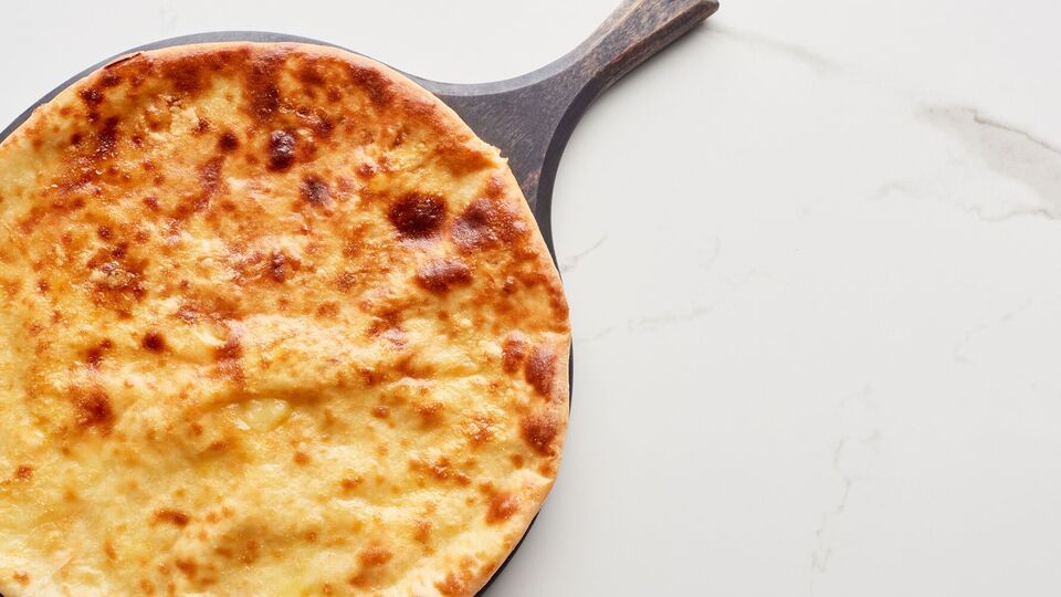 Хачапури жарится на сковороде