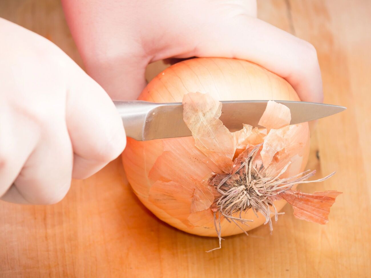 Лук лучше всего нарезать острым ножом и стараться при этом не наклоняться над столом