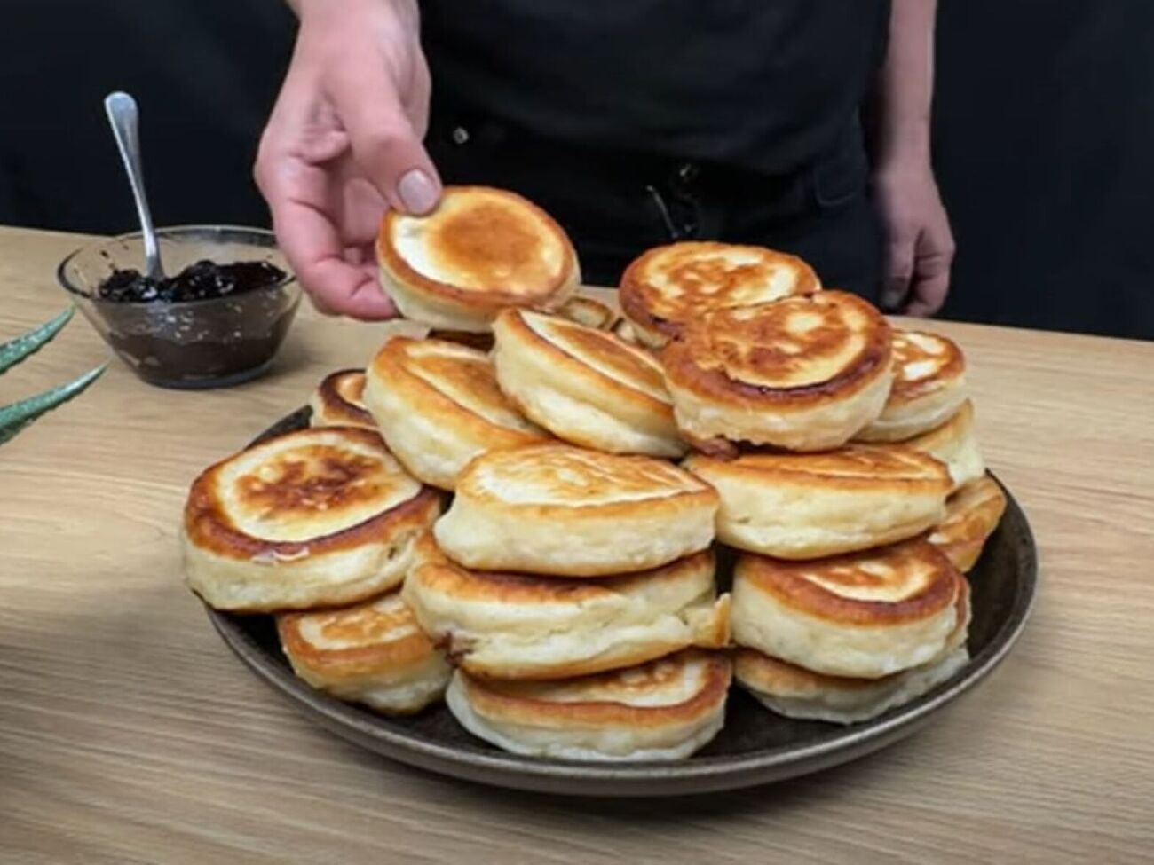 Обжарьте оладьи до готовности с одной стороны, а затем переверните