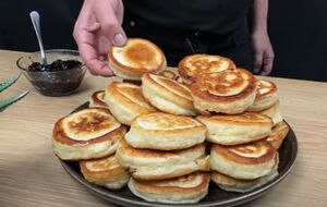 Обжарьте оладьи до готовности с одной стороны, а затем переверните