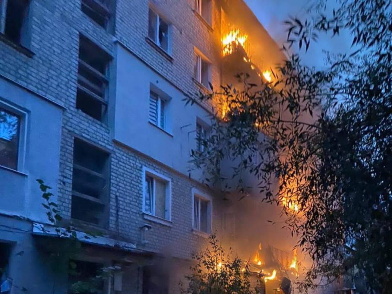 У Куп'янську через російський обстріл спалахнули приватні й багатоквартирні житлові будинки, розповіли у прокуратурі