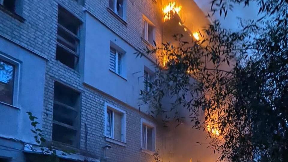 У Куп'янську через російський обстріл спалахнули приватні й багатоквартирні житлові будинки, розповіли у прокуратурі