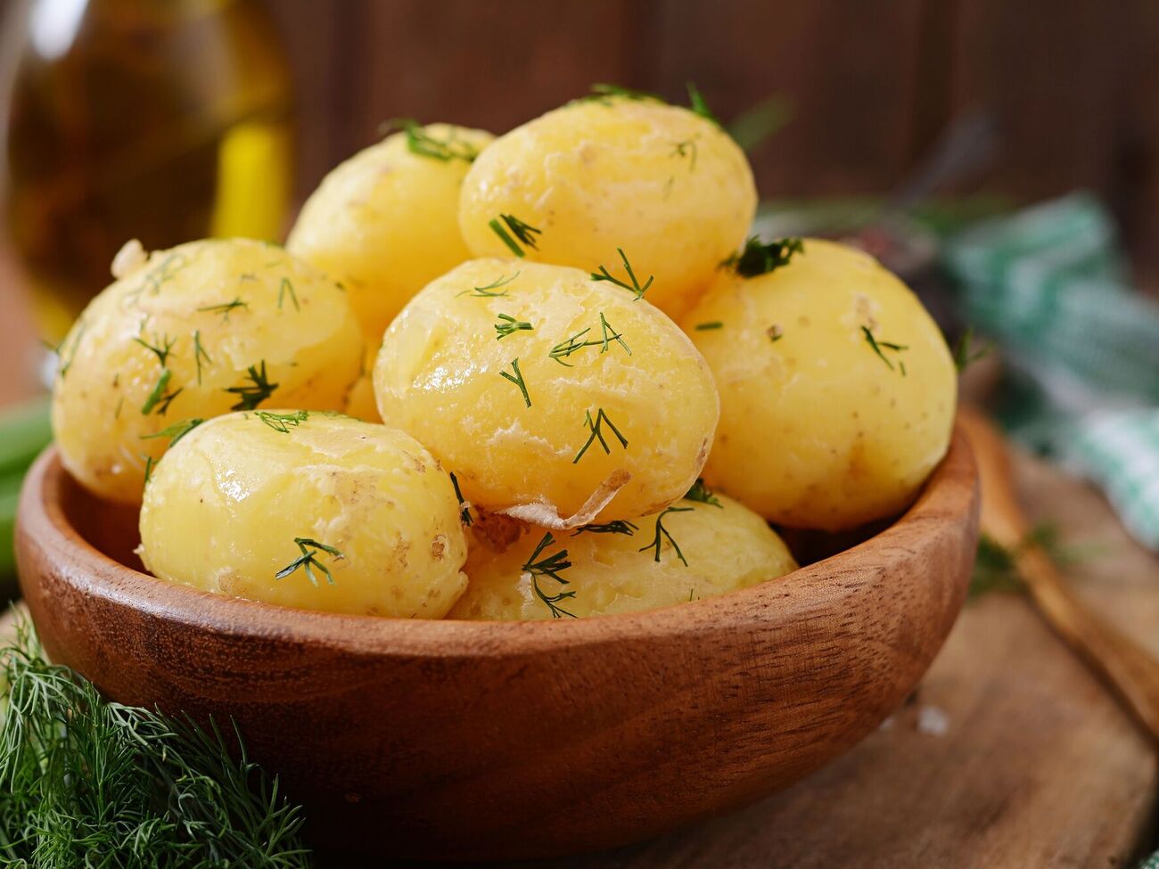 Картофель можно не солить во время приготовления, а соль поставить на стол уже при подаче блюда