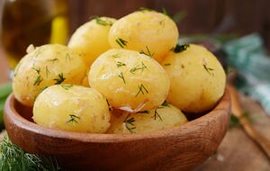 Картофель можно не солить во время приготовления, а соль поставить на стол уже при подаче блюда