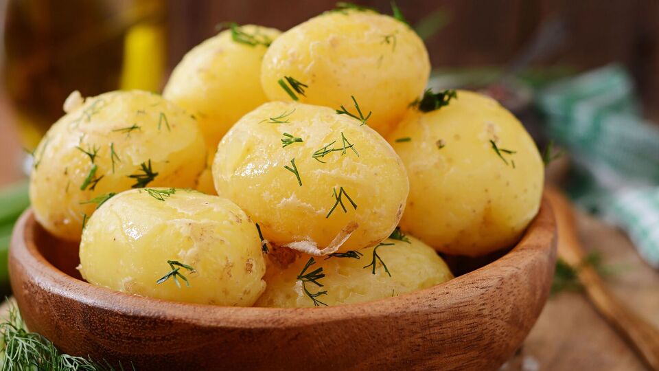 Картофель можно не солить во время приготовления, а соль поставить на стол уже при подаче блюда