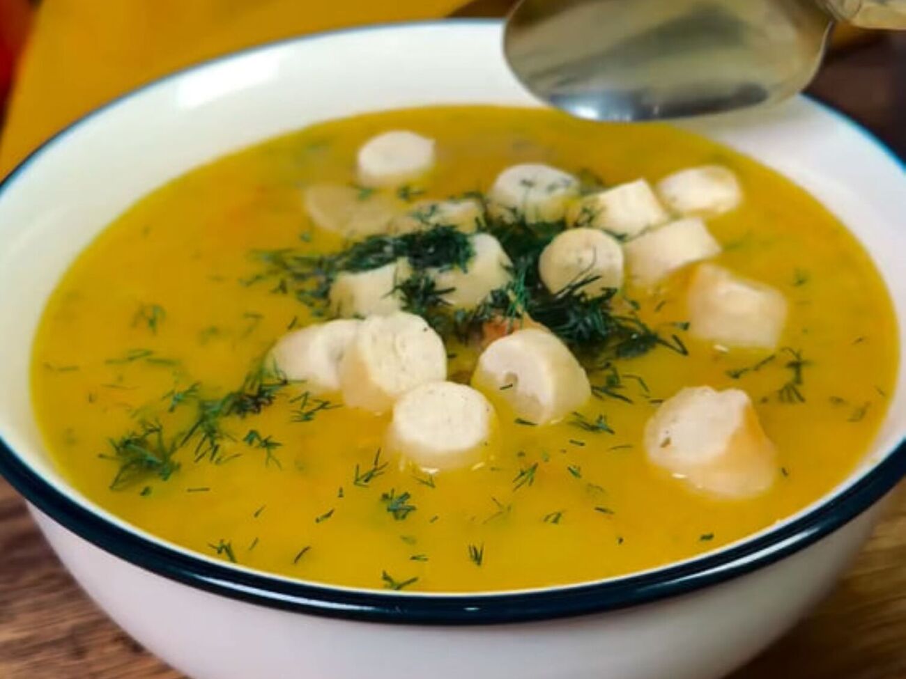 Подавайте суп с поджаренным хлебом или сухариками