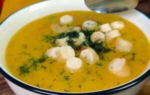 Подавайте суп с поджаренным хлебом или сухариками