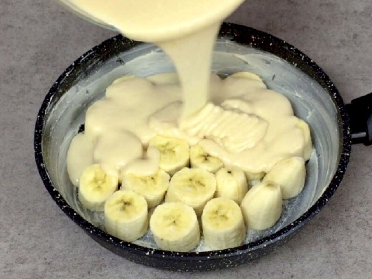 Банановый пирог на сковороде получается необыкновенно воздушным