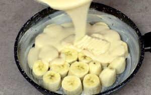 Банановый пирог на сковороде получается необыкновенно воздушным