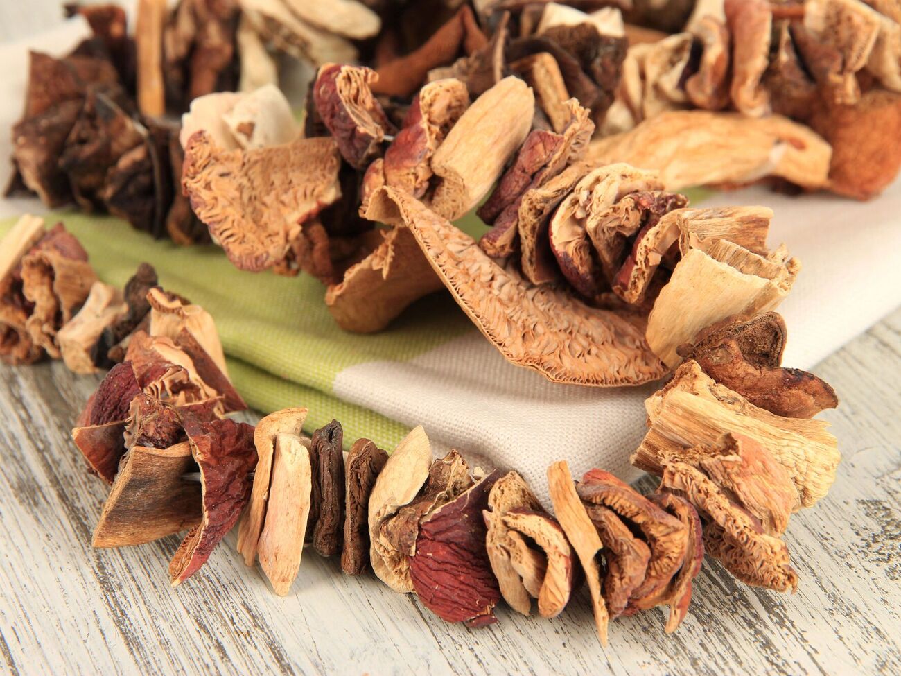 Грибы можно сушить как на солнце, так и в духовке