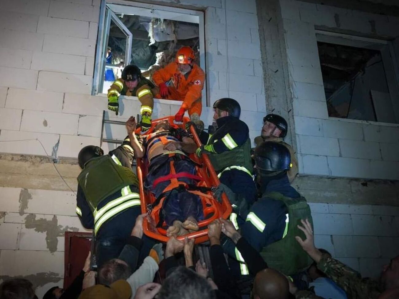 Росіяни поцілили у двоповерхову будівлю