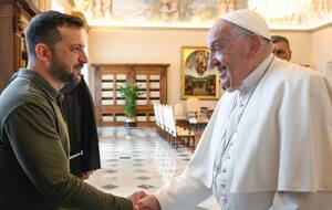 Франциск подарил Зеленскому табличку с цветком и книги