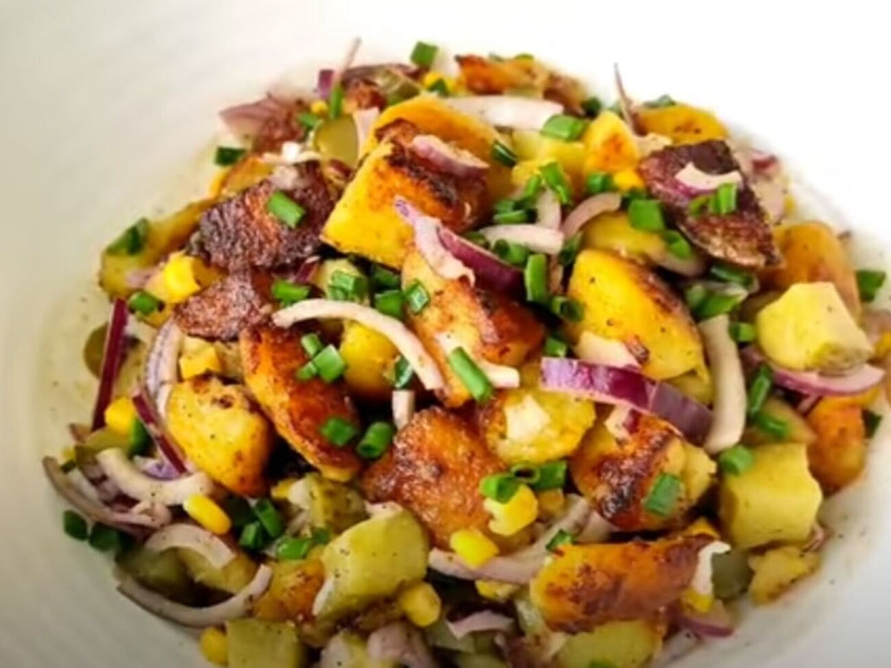 Картофель для салата нужно сначала отварить, а затем обжарить