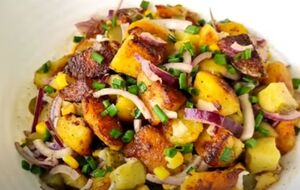 Картофель для салата нужно сначала отварить, а затем обжарить