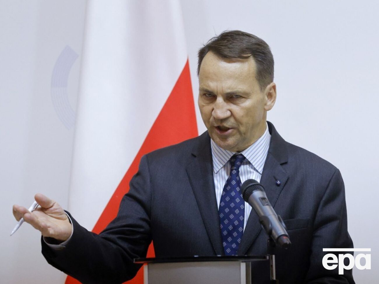 За словами Сікорського, питання ексгумації "не має бути предметом політичного торгу"