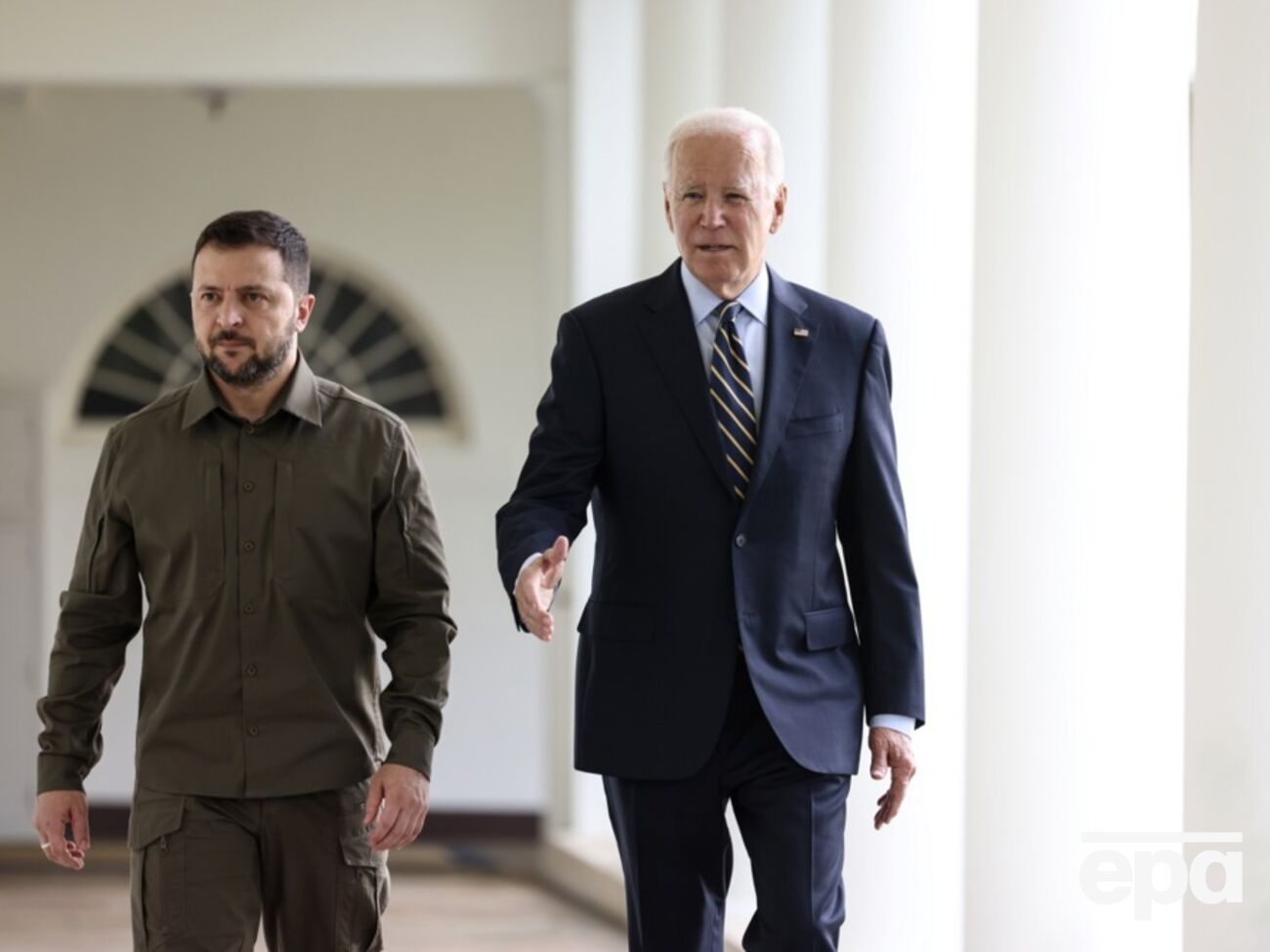 Администрация Байдена неоднократно предупреждала президента Украины Владимира Зеленского о готовящемся нападении РФ, пишет американский журналист Боб Вудворд