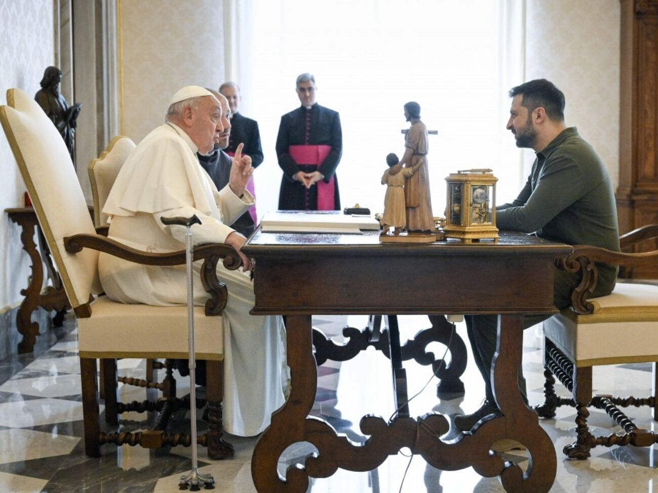 Зеленский рассказал, что они с Франциском детально обсудили возвращение из РФ пленных гражданских и депортированных детей