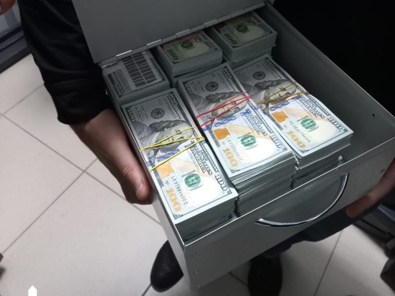 Дома у Крупы и ее родственников работники ГБР обнаружили $5,2 млн, €300 тыс., более 5 млн грн и ценные вещи