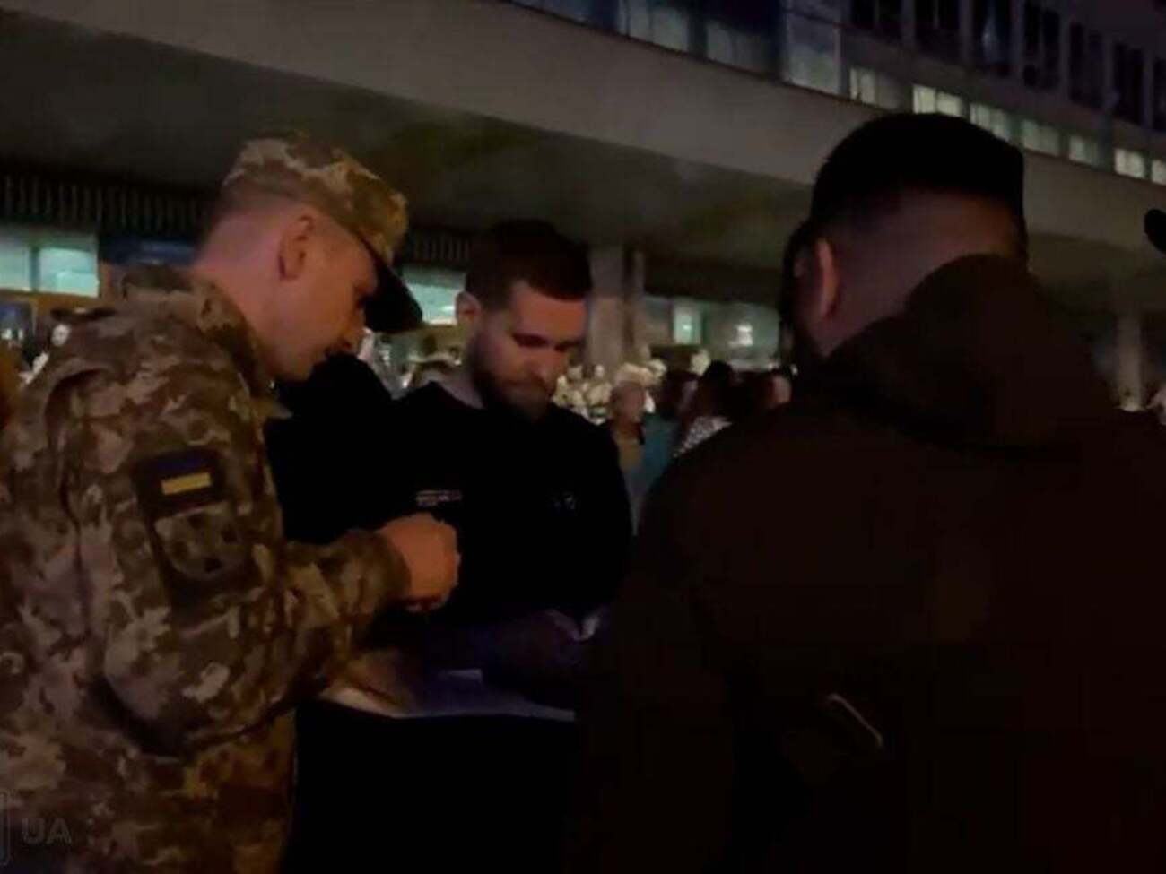 Работники военкомата проверяли мужчин вблизи Дворца спорта, отметила ТСН