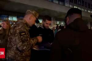 Работники военкомата проверяли мужчин вблизи Дворца спорта, отметила ТСН