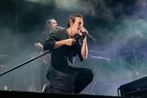 Во время концерта Вакарчук поблагодарил украинских защитников, а песню "Місто Марії" посвятил воинам, которые погибли на войне