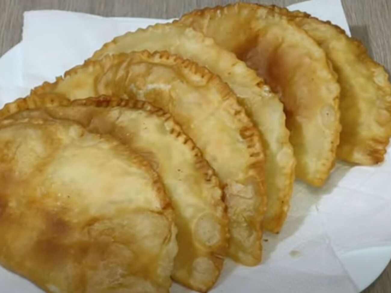 Обжарьте чебуреки на сковороде с растительным маслом до готовности с обеих сторон