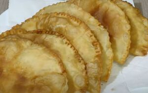 Обжарьте чебуреки на сковороде с растительным маслом до готовности с обеих сторон