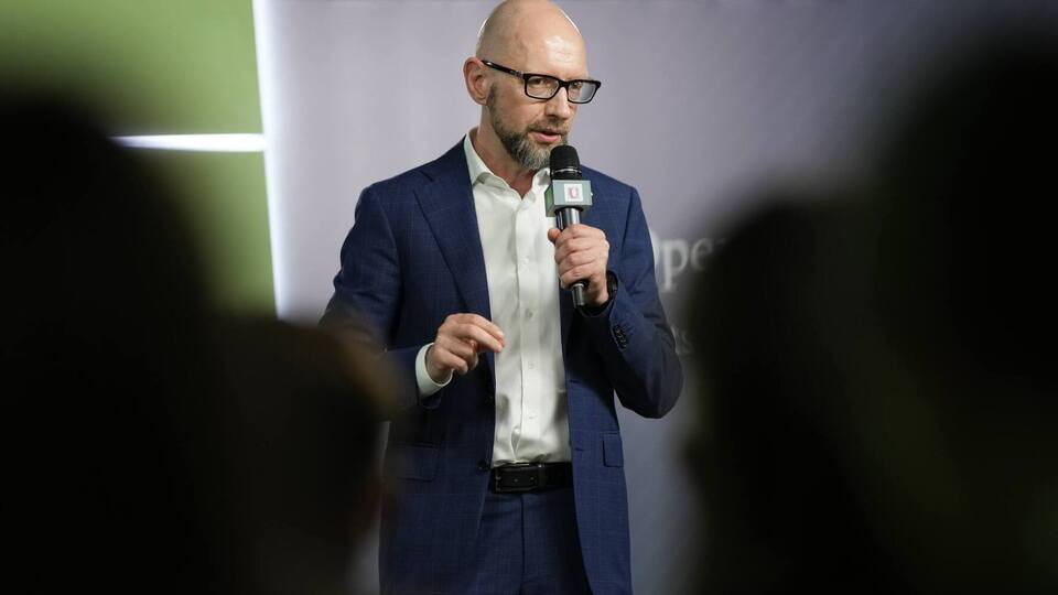 Пресс-секретарь Яценюка требует извинений и опровержений фейка о политике