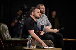 Зеленский "достаточно эффективно" проведет презентацию плана победы, считает Подоляк
