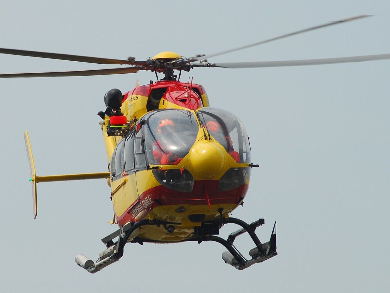 Вертолет разбился, участвуя в поисках самолета, пишут СМИ