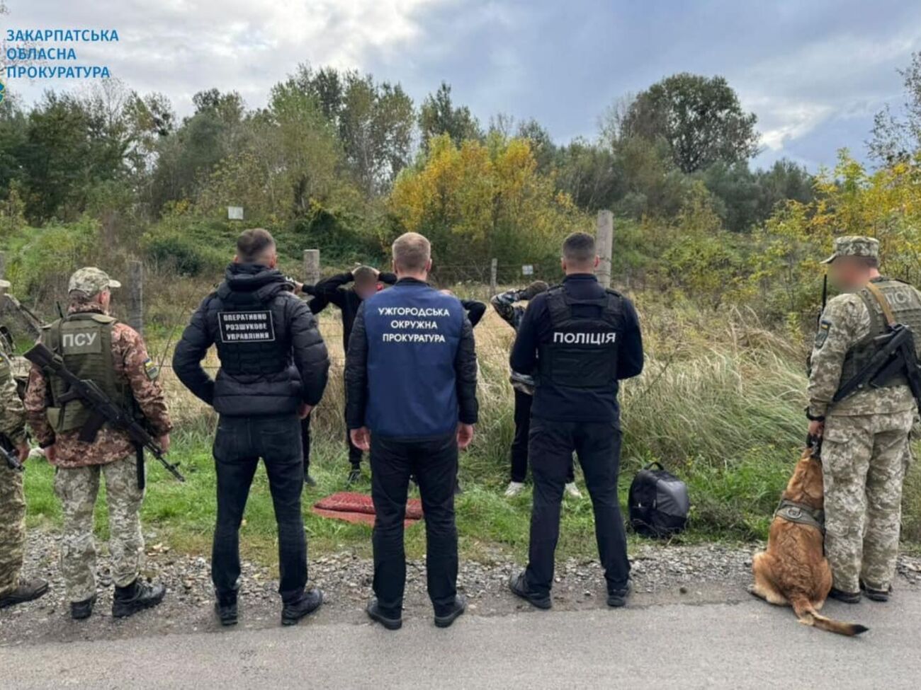 11 жовтня в Закарпатській області затримали трьох людей, які, за даними прокуратури, намагалися незаконно переправити чоловіка в Угорщину