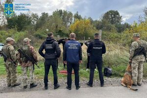 11 октября в Закарпатской области задержали трех людей, которые, по данным прокуратуры, пытались незаконно переправить мужчину в Венгрию