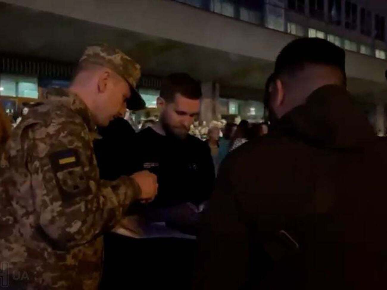 В Киеве вечером 11 октября возле Дворца спорта около полусотни сотрудников ТЦК массово проверяли документы у мужчин