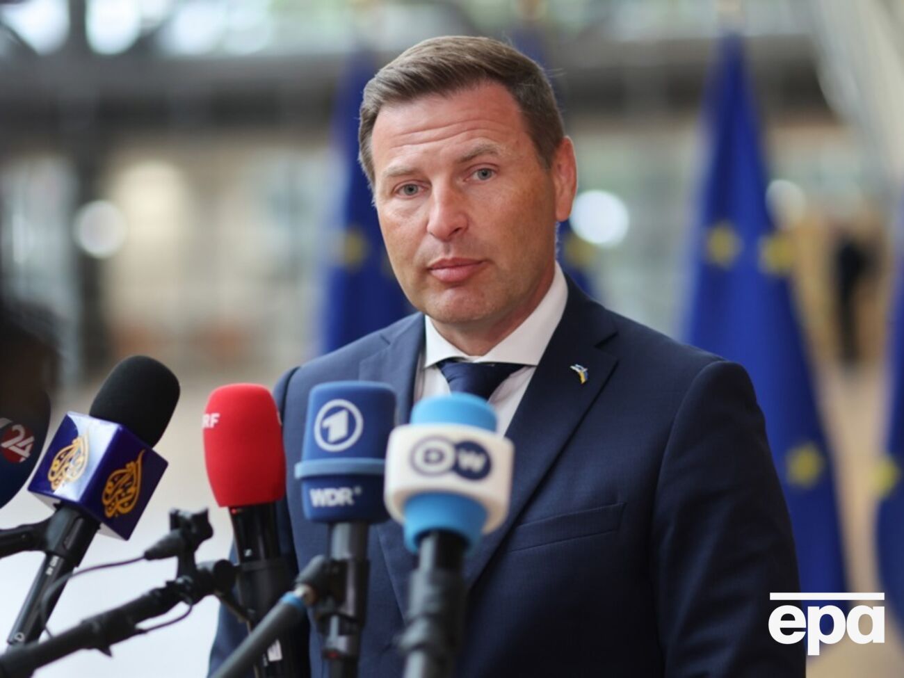 Если Эстония покупает вооружение, то Украина "получает больше денег" и в стране "смогут больше производить для армии", отметил Певкур