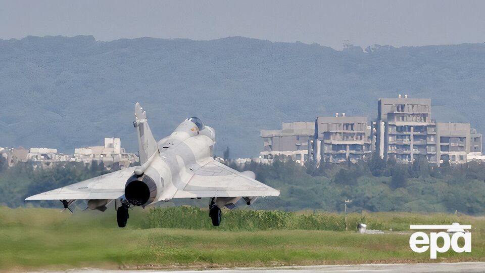 КНР у берегов Тайваня в понедельник начала очередные военные учения