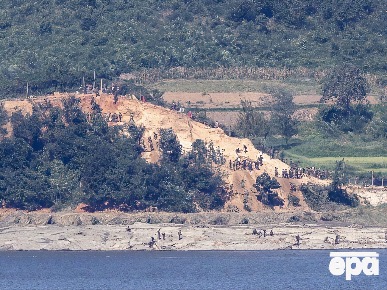 Северокорейские солдаты строят опорные пункты вдоль реки Имджин