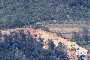 Северокорейские солдаты строят опорные пункты вдоль реки Имджин