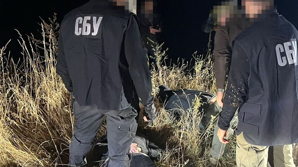 Правоохоронці затримали чоловіків на гарячому під час відеозйомки військового об'єкта