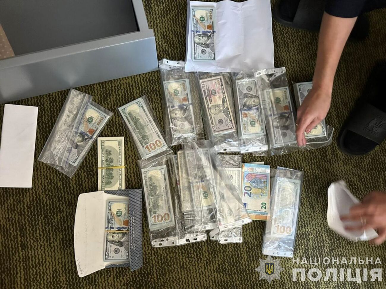 Во время обысков у подозреваемых изъяли наличные деньги на 8 млн грн