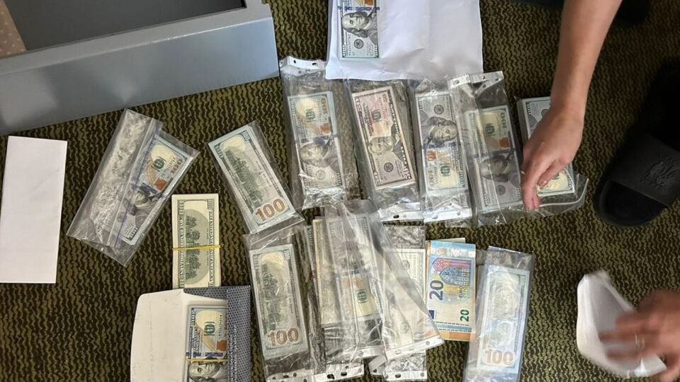 Во время обысков у подозреваемых изъяли наличные деньги на 8 млн грн