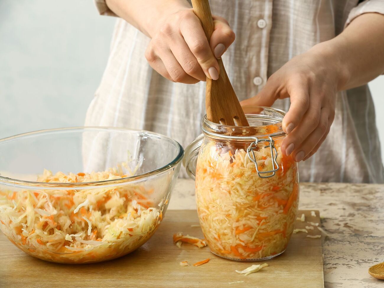 Храните квашеную капусту в холодильнике, плотно закрыв банку крышкой