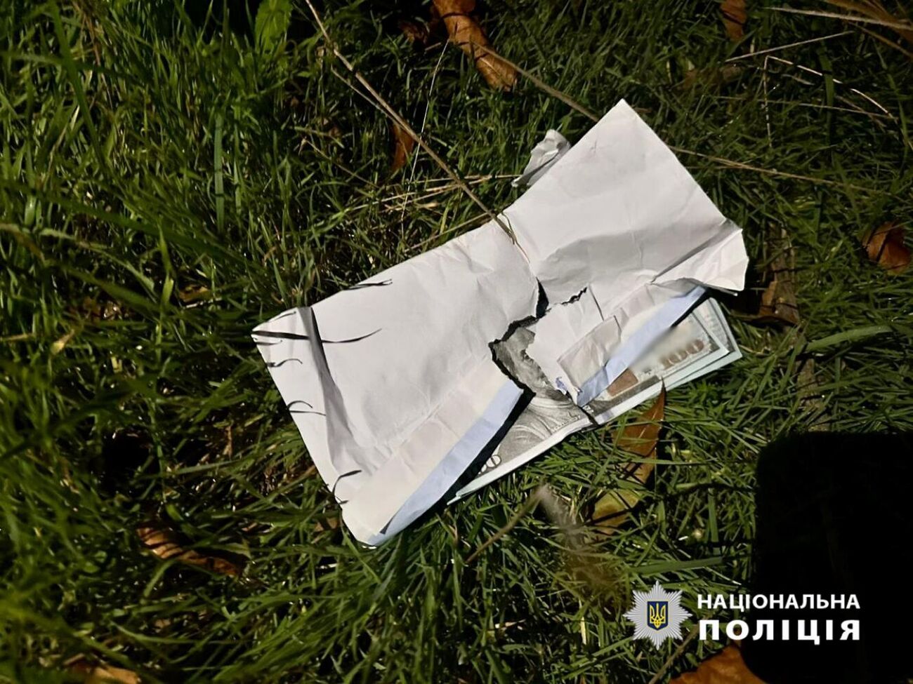 За даними поліції, підозрюваний за $7 тис. обіцяв надати лист-перепустку через блокпост і організувати перетин кордону поза пунктом пропуску